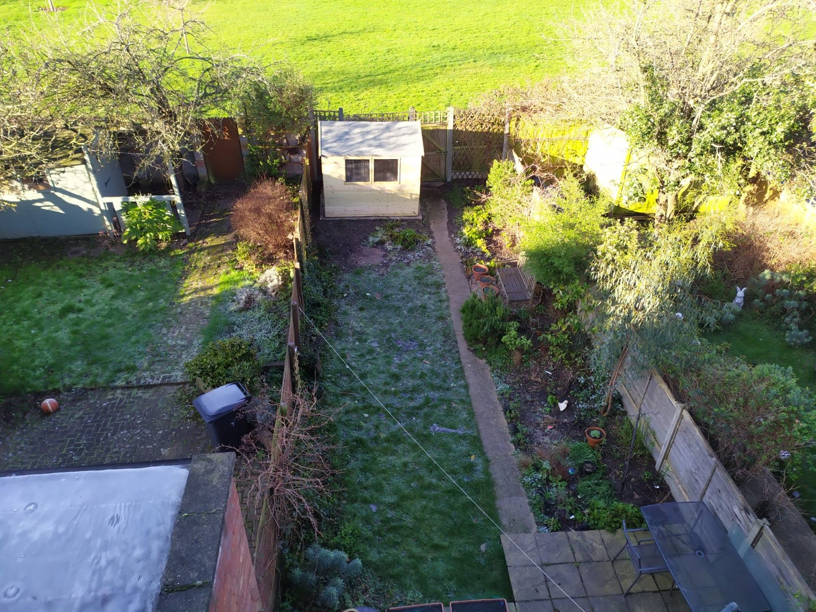 A narrow garden with a large ugly shed SV garden images